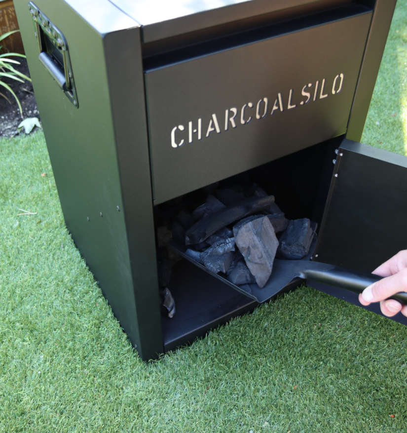 Charcoalsilo met het grootste gemak schept u uw houtskool uit de silo en plaatst deze in de barbecue